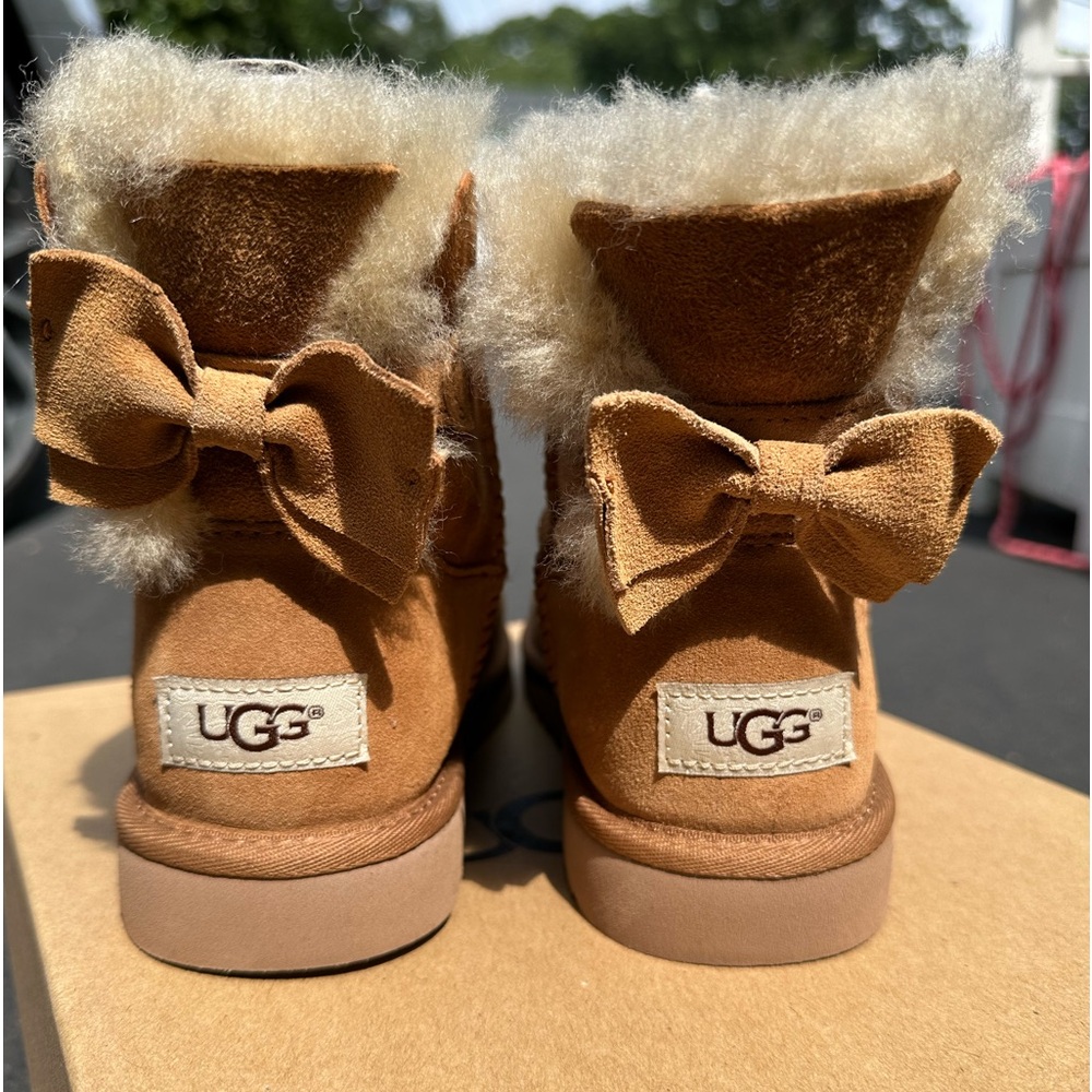 UGG KANDICE *BRAND NEW, NEVER WORN* SIZE 3